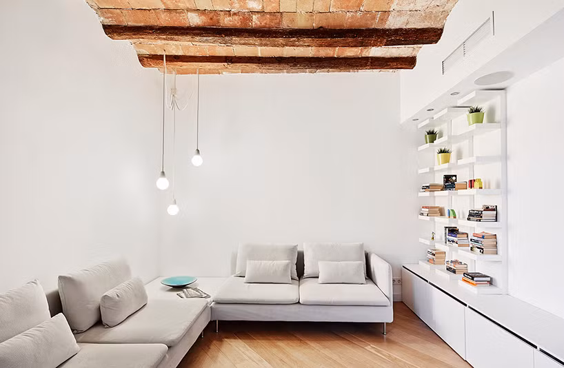 Trần phòng khách được giữ nguyên, đảm bảo yếu tố mộc mạc.