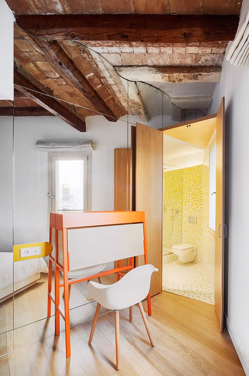 Phòng tắm sống động hơn với sự pha trộn của trắng, vàng, cam.