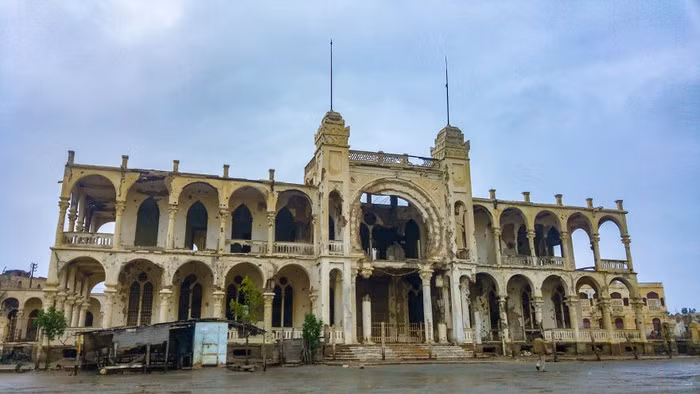 Một tòa nhà ngân hàng do Ý xây dựng, giờ chỉ còn lại những tàn tích.