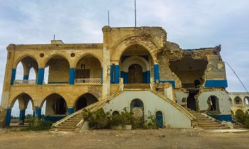 Du lịch và đi lại xung quanh Eritrea không phải là điều dễ dàng. Thị thực ở Eritrea cũng rất khó khăn. Và đó mới chỉ là trở ngại đầu tiên bạn phải vượt qua. Khi làm bất cứ điều gì ở đất nước này, bạn cần phải được cấp giấy phép. Bên cạnh đó, nhiều du khách cảm thấy bất tiện vì không có cây ATM hay Internet ở Eritrea. Ở nơi đây, người dân cũng không được phép lắp mạng Internet riêng tại gia đình.