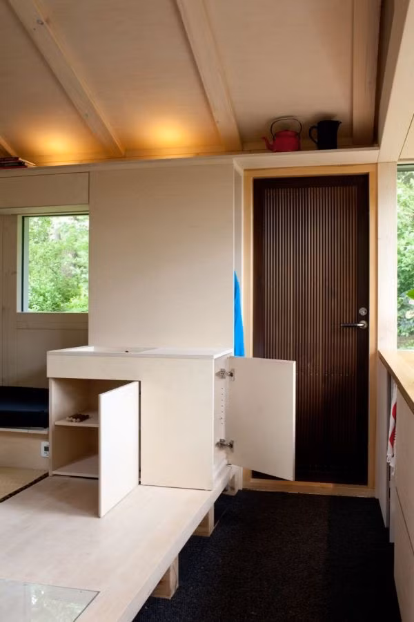  Nhà vệ sinh được bố trí gọn gàng ngay cạnh tủ đa năng.