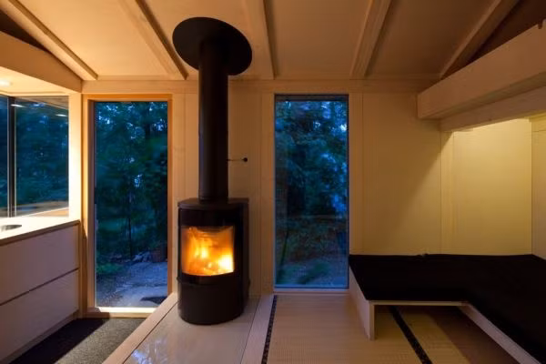 Gia chủ đã khéo léo bố trí hệ thống lò sưởi hiện đại để sưởi ấm cho căn nhà khi mùa đông về.