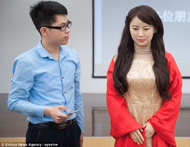 Ngo ngang thieu nu robot xinh nhu my nu o Trung Quoc