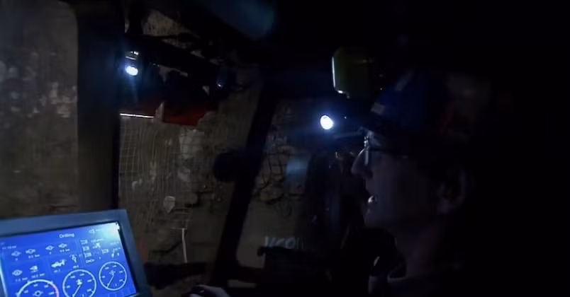 Người ta sử dụng kỹ thuật khai thác mỏ truyền thống đó là vừa đào vừa xuyên hầm cho tới khi chạm tới lớp đá núi lửa.