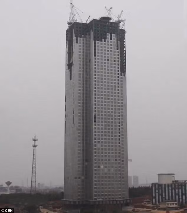 Broad Group sử dụng phương pháp xây dựng sẵn các khối mô-đun của tòa nhà tại xưởng sản xuất. Sau đó, đưa các khối đến vị trí tòa nhà và lắp ghép chúng lại. Ảnh: Youtube.