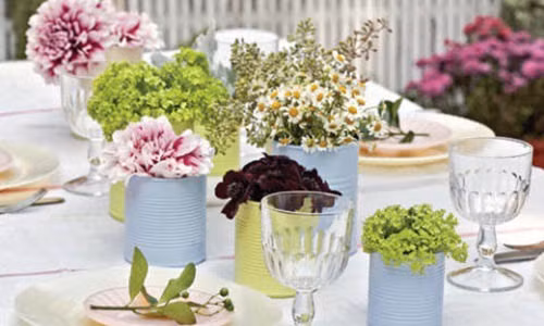 Những chiếc lon cũ không vô dụng như bạn nghĩ, bạn có thể biến chúng thành những chiếc bình hoa bằng cách cọ rửa sạch và sơn một lớp sơn mỏng.