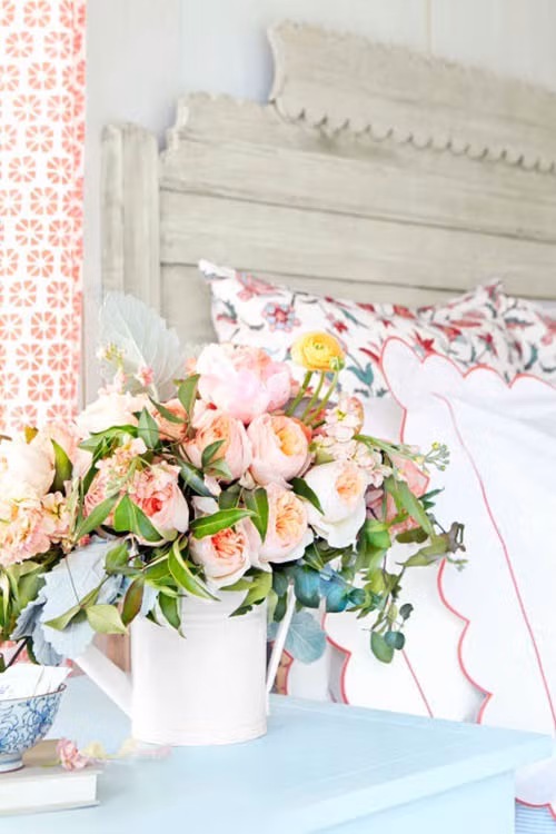 Một bó hoa ngát hương trong phòng ngủ giúp sẽ giúp bạn có một bình minh tràn đầy hứng khởi.