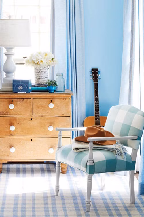  Phòng khách bừng sáng và bắt mắt nhờ bó hoa trắng cắm trên chiếc bình có họa tiết khuông nhạc xinh xắn.