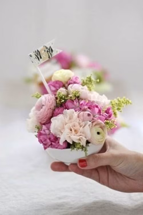 Hãy kết hợp những bông hoa nhỏ xinh với chiếc bát để trang trí cho bàn tiệc lãng mạn.