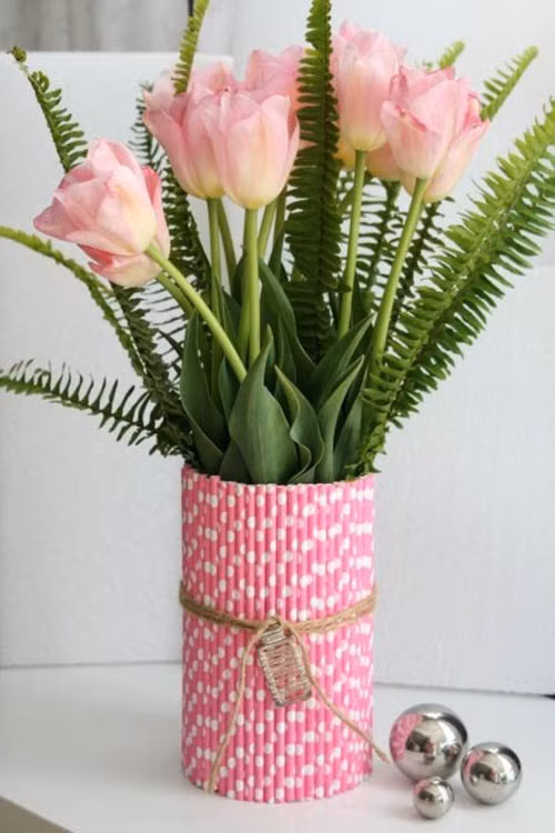 Chỉ cần một chiếc hộp thiếc, keo, ống hút, dây buộc bạn đã có ngay một bình hoa xinh trong nhà.