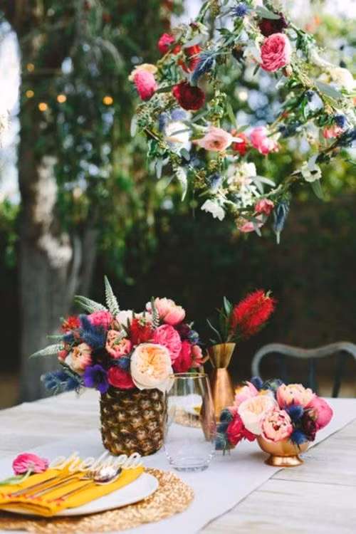 Hãy gọt quả dứa cho bữa tối và biến vỏ dứa trở thành bình hoa cho bàn ăn của bạn.