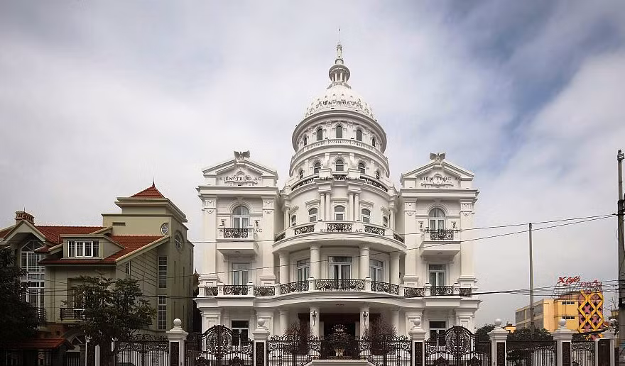 Thiết kế lâu đài nguy nga với hệ mái vòm đặc trưng. Ảnh: Kientrucac.