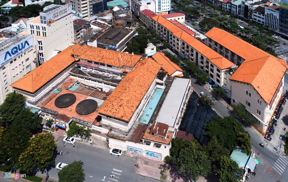 Khu đất 5.443 m2 trên nền bệnh viện Sài Gòn sẽ là một trong 3 khu đất vàng tại trung tâm thành phố được Bitexco triển khai xây cao ốc cao tối đa 45 tầng, nằm cạnh ga metro Bến Thành - Suối Tiên, đối diện Spirit of Saigon cũng của Bitexco đang xây dựng.