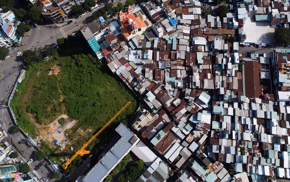 Sau khi tiếp nhận cho đến nay, tại góc đường Nguyễn Cư Trinh - Cống Quỳnh, một dự án cao ốc phức hợp mang tên Ngân Bình rộng hơn 8.000 m2 được khởi công từ năm 2010, nhưng hiện chỉ là bãi đất trống với hàng rào xung quanh. Bên cạnh là khu cư dân Mả Lạng với những ngôi nhà nhỏ san sát nhau.