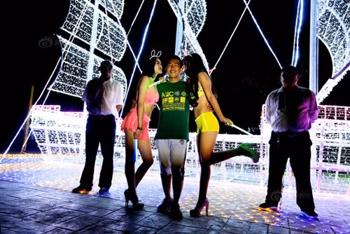 Hình ảnh khiến nhiều người không khỏi choáng váng và lắc đầu ngán ngẩm về độ phô trương quá mức của anh chàng thiếu gia. Ảnh: Sina