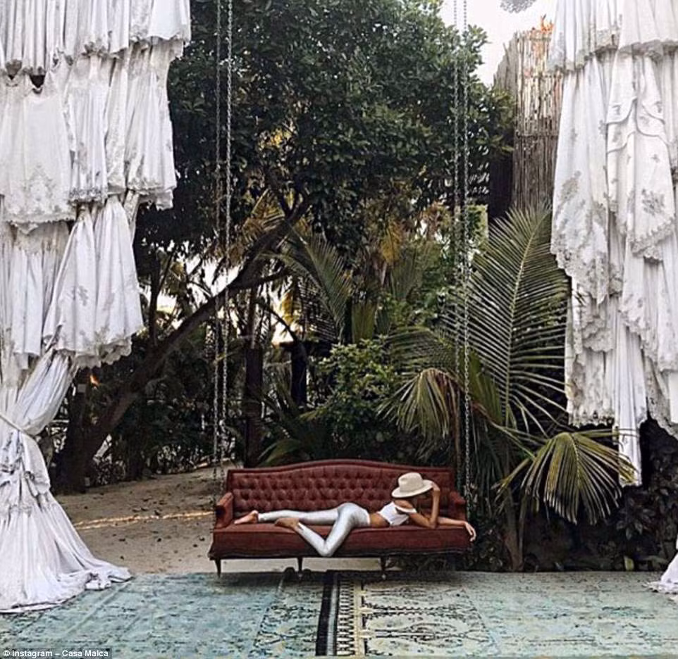 Nếu muốn khám phá khu vực bên ngoài khu nghỉ dưỡng lộng lẫy này, bạn có thể tới di tích Maya cổ cách đó khoảng 10 km.