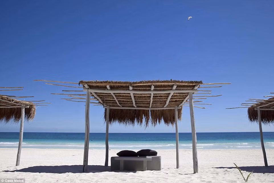 Khách sạn có 35 phòng, trong đó nhiều phòng nhìn ra bãi biển tư nhân tuyệt đẹp phía trước dinh thự.