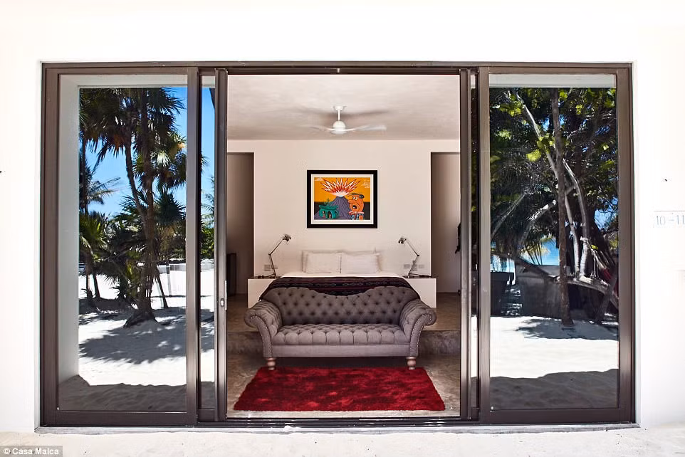 Năm 2003, nhà buôn nghệ thuật người địa phương, ông Lio Malca, đã khám phá ra dinh thự bỏ hoang này và bắt tay vào cải tạo.