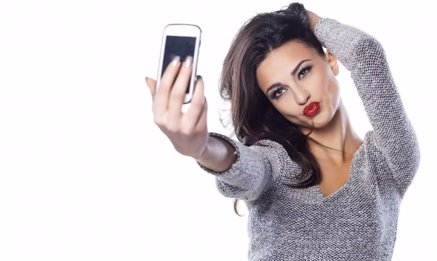 Trong điều kiện ánh sáng hạn chế vào ban đêm, việc đầu tiên cần nhớ khi chụp ảnh selfie là cầm chắc điện thoại trên tay. Điện thoại chỉ cần bị rung nhẹ cũng khiến bức ảnh mờ đi. Ảnh: Countryhabit.