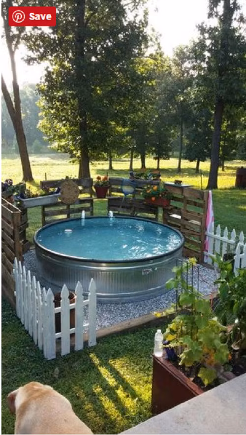 Khung kim loại mạ kẽm sẽ mang lại cho bồn tắm vẻ ngoài quyến rũ mộc mạc, giản dị và ai cũng cảm thấy vừa mắt. Bạn hoàn toàn có thể lắp đặt bồn tắm kim loại trong nhà, miễn là nhà bạn đủ rộng và có nguồn nước, hệ thống thoát nước tốt. Với giá thành vừa phải, cộng với một chiếc máy bơm nước, bạn đã có thể có một “hồ bơi” mini ngay trong sân nhà mình trong mùa hè này rồi.