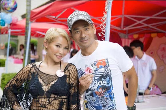 Sau đó, Tuệ Linh đã rút đơn ly dị và chấp nhận cảnh sống chung chồng. Để giữ hòa khí, Alvin Chau thường xuyên tặng vợ và người tình những món quà vô cùng đắt đỏ như biệt thự, xe hơi. Ảnh: On.