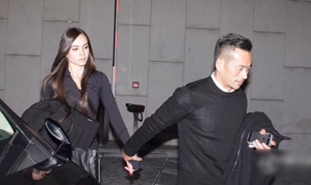 Năm 2016, Trần Tuệ Linh gửi đơn ly dị vì Alvin Chau đưa bồ nhí Mandy Lieu về Hong Kong, đồng thời công khai hai đứa con "ngoài giá thú". Tuy nhiên, Alvin Chau vẫn kiên quyết không ly dị. Ảnh: Sina.