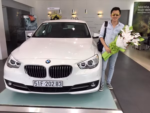 Bên cạnh nhà đẹp, Dương Triệu Vũ còn sở không ít xe sang. Trong ảnh là chiếc BMW đắt giá. Ảnh: Dân Việt.
