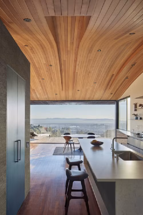 Phòng bếp thông thoáng với tầm nhìn toàn thành phố.