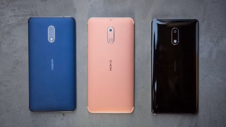  Nokia 6 phiên bản đen nhám, bạc, xanh, vàng đồng sẽ có giá 242 USD, trong khi bản đen bóng sẽ có giá cao hơn ỏ mức 315 USD. Ảnh: The Verge.