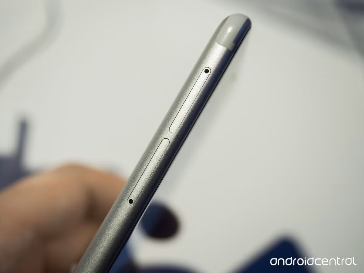 Cũng xuất xưởng trong quý 2 với bốn mày xanh, bạc, đen mờ và đồng nhưng Nokia 5 được gián với 199 USD. Ảnh: Androidcentral.