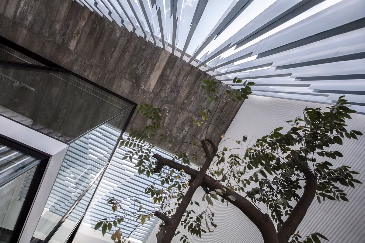 Mặt đứng là hệ nan thép kết hợp thép lá bản rộng.