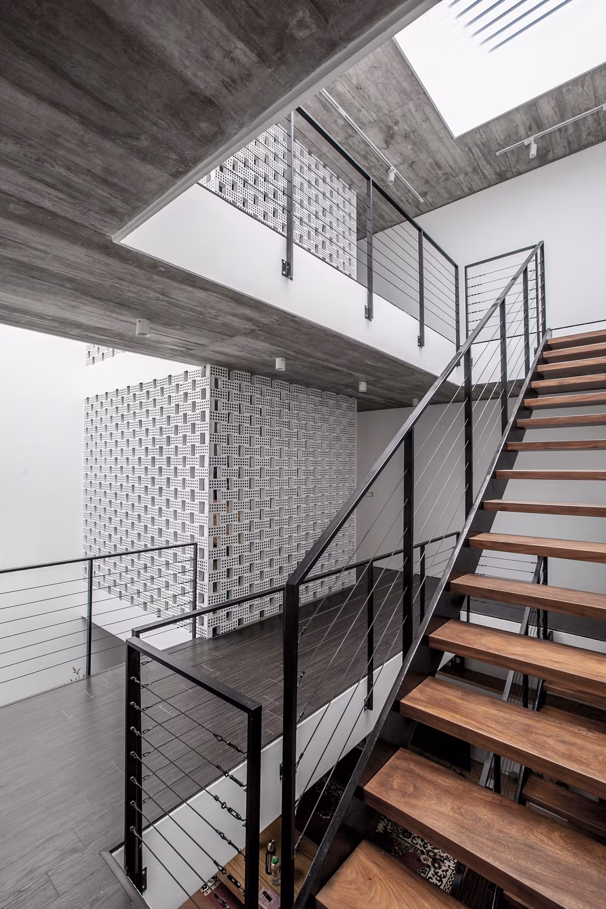 Cầu thang thanh thoát, giảm bớt sự nặng nề của vật liệu bê tông.