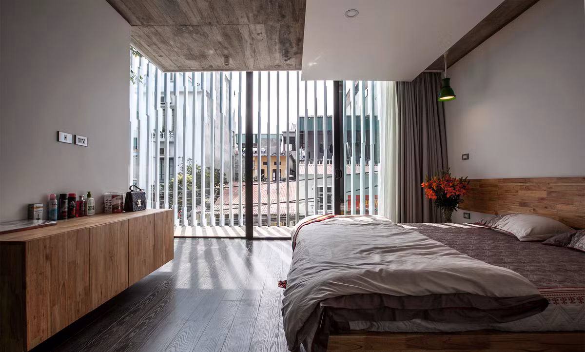 Phòng ngủ rộng thoáng, tràn ngập ánh nắng tự nhiên.