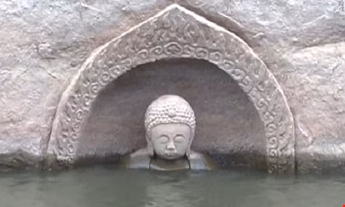 Buc tuong Phat 600 tuoi vua phat hien duoi be nuoc o TQ