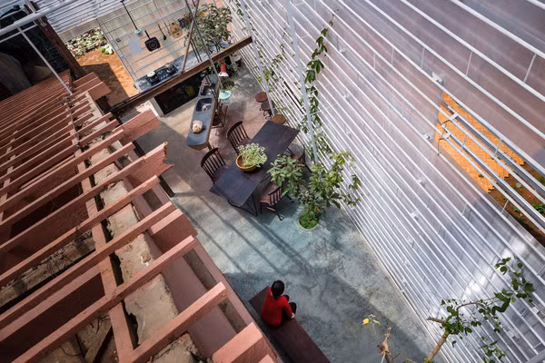 Nhà cũ giờ đây trở thành không gian sống chan hòa với thiên nhiên. Ảnh: Architizer.