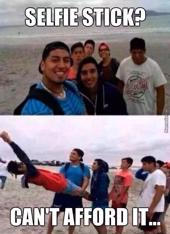 Khi không có gì thay thế, giải pháp thông minh nhất là hy sinh một thành viên làm gậy selfie. Ảnh: MemeCenter.