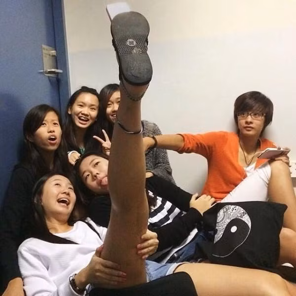 Chẳng phải tốn tiền mua gậy tự sướng nữa nhỉ? Ảnh: Post Planner.