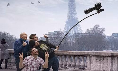 Máy ảnh nặng quá làm cong mất gậy về phía sau rồi nhưng vẫn phải cố để chụp. Ảnh: 500px ISO.