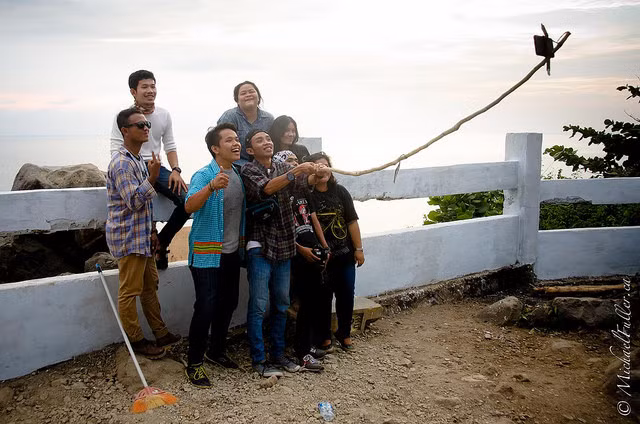 Trên đỉnh núi mà quên mang gậy selfie thì kiếm đồ thay thế cực dễ. Ảnh: Michaelfuller.