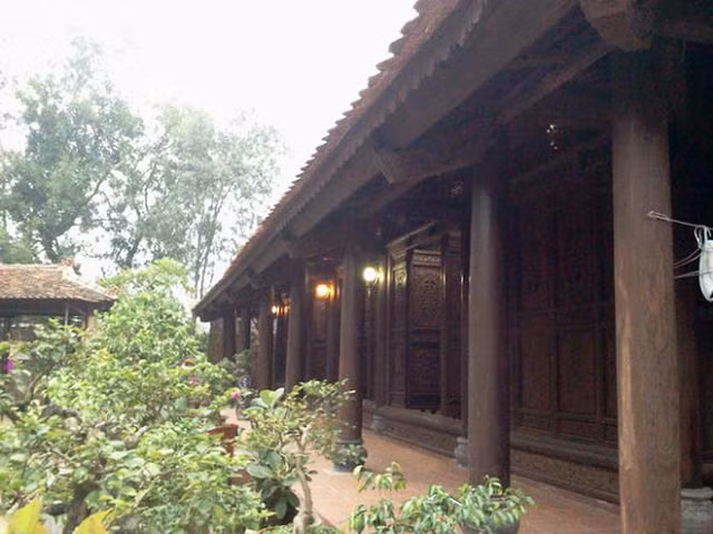 Thiết kế nhà gỗ đi kèm hệ thống đèn mang đậm văn hóa cổ xưa. Ảnh: Skyhome.