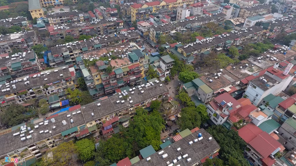 Ngay gần hồ là khu nhà tập thể Thành Công đang bị xuống cấp nghiêm trọng. Một số hộ dân đã được UBND Thành phố phê duyệt phương án di dời khẩn cấp cách đây một năm.