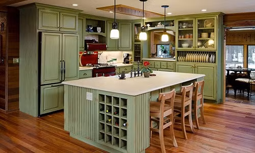 Màu xanh nhạt trên tủ bếp kết hợp với màu trắng của trần nhà sẽ khiến bạn cảm thấy thoải mái và thư giãn khi bước vào phòng bếp.