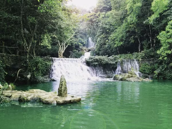 Chỉ khoảng 40-50 phút chạy xe, bạn có thể đặt chân tới Khoang Xanh Suối Tiên và thoát hẳn khỏi ồn ào, xô bồ của cuộc sống thành thị để trở về với thiên nhiên. Tại đây có những dòng suối thác đẹp tuyệt vời, nước trong vắt có thể nhìn xuống tận đáy. Ảnh: Giavedulich.