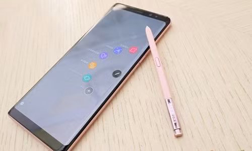 Các nút ở hai bên và cả bút S-Pen trên Note 8 cũng là màu hồng. Ảnh: ePrice.