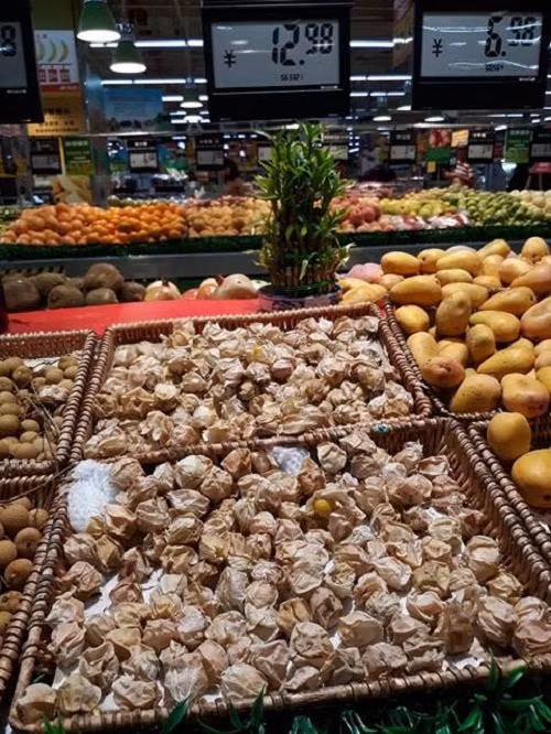 Tại một siêu thị ở Trung Quốc, rau tầm bóp cũng được bán trong siêu thị với giá 12.98 NDT/500g (100.000 đồng/kg). Ảnh: Hồng Liên.