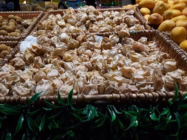 Tầm bóp được bày bán cạnh các loại hoa quả khác ở Trung Quốc. Ảnh: Hồng Liên.