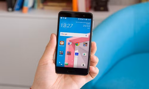 Sang đến tháng 4, HTC U Play tiếp tục giảm 1 triệu đồng. Chỉ sau 4 tháng có mặt tại Việt Nam, mẫu điện thoại của HTC đã trải qua hai lần giảm giá với mức giảm tổng cộng 2,5 triệu đồng. Ảnh: Phone Arena.