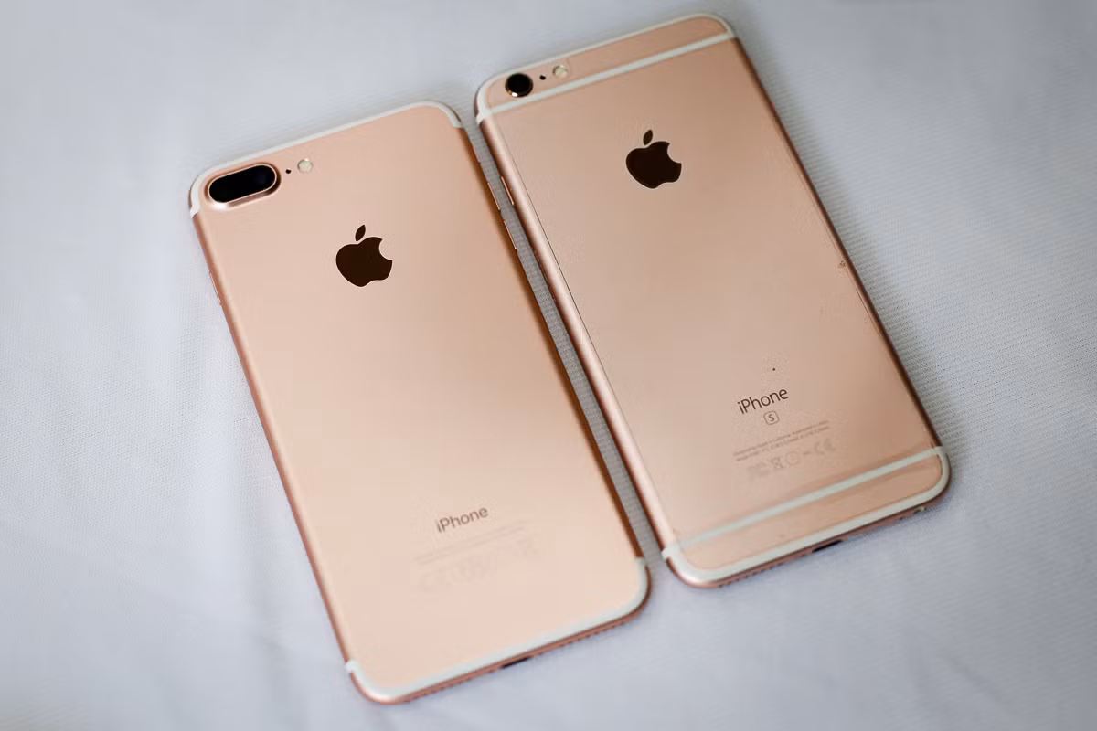 Bộ đôi smartphone của Apple iPhone 7 và iPhone 7 Plus chính hãng cũng giảm giá mạnh trong 6 tháng đầu năm 2017. Ảnh: Fptshop.