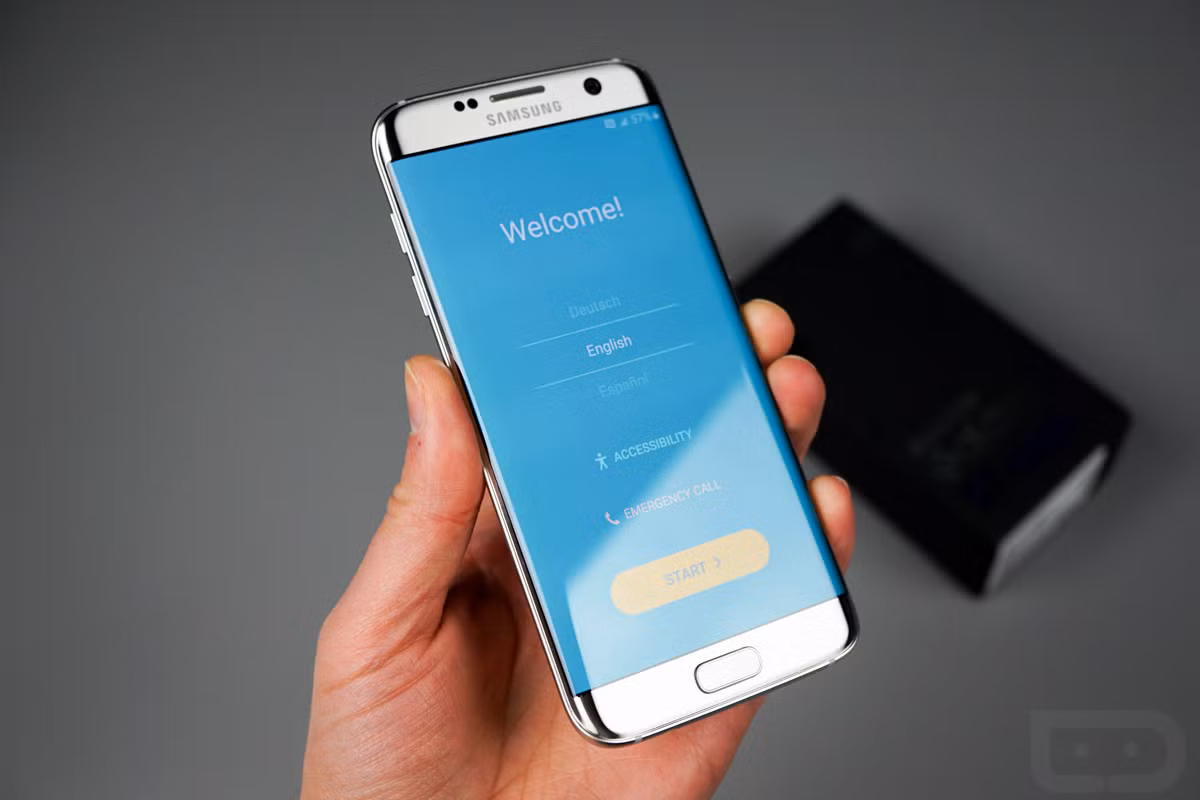 Trước đó, cuối năm 2016, Galaxy S7 edge đã có đợt điều chỉnh giá đầu tiên với mức giảm 1,5 triệu đồng, từ 18,5 triệu đồng xuống còn 16,99 triệu đồng. Ảnh: Droid Life.