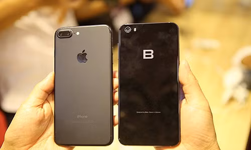 Cái nhìn đầu tiên ở mặt lưng cho thấy iPhone 7 Plus tinh tế, trau chuốt hơn Bphone 2017 rất nhiều.